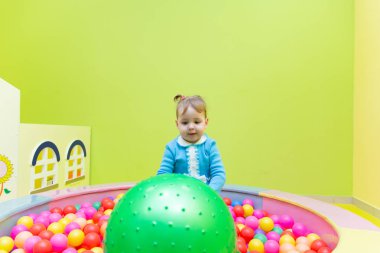 Şirin bebek oyun alanında oynama