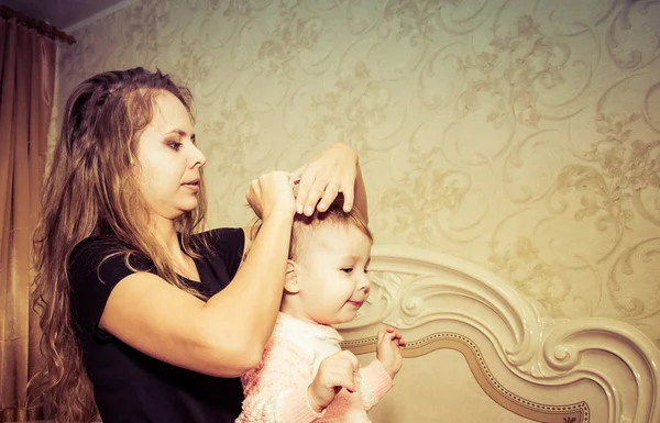 Máma Dělá Krásný Účes Její Dcerou — Stock fotografie