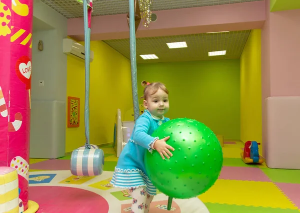 Şirin bebek oyun alanında oynama