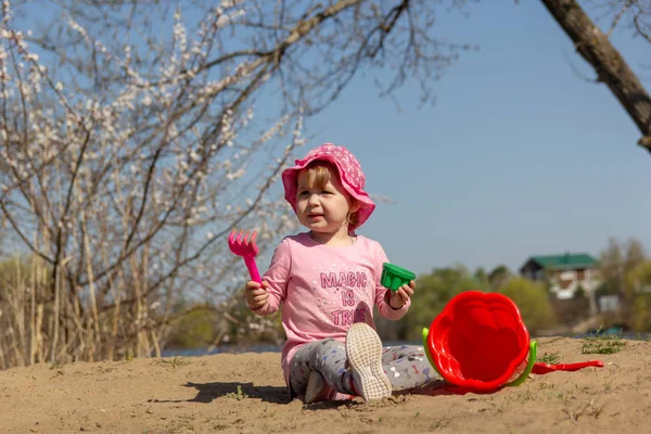 Criança Está Brincando Areia — Fotografia de Stock