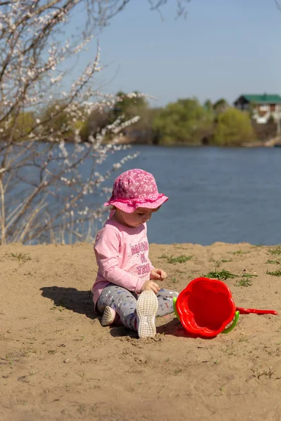 Criança Está Brincando Areia — Fotografia de Stock
