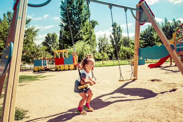 Şirin bebek oyun alanında oynama