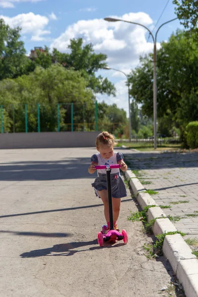 Lindo Niño Patina Hábilmente Una Scooter Rosa Dos Ruedas Día —  Fotos de Stock