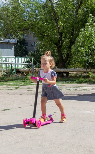 Lindo Niño Patina Hábilmente Una Scooter Rosa Dos Ruedas Día —  Fotos de Stock