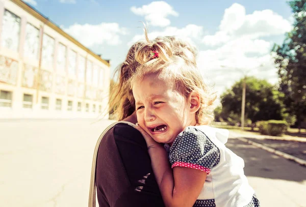 Mamá Alivia Bebé Bebé Está Llorando — Foto de Stock