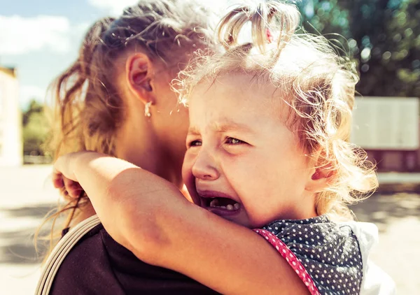 Mamá Alivia Bebé Bebé Está Llorando — Foto de Stock