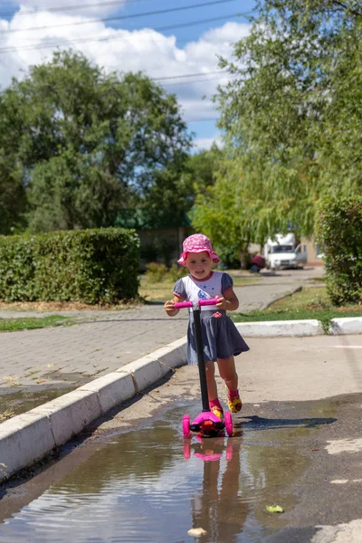 Lindo Niño Patina Hábilmente Una Scooter Rosa Dos Ruedas Día —  Fotos de Stock