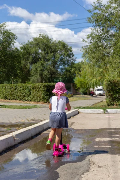 Lindo Niño Patina Hábilmente Una Scooter Rosa Dos Ruedas Día —  Fotos de Stock