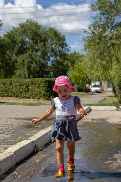 Lindo Bebé Deportes Corre Través Los Charcos Día Soleado Verano —  Fotos de Stock