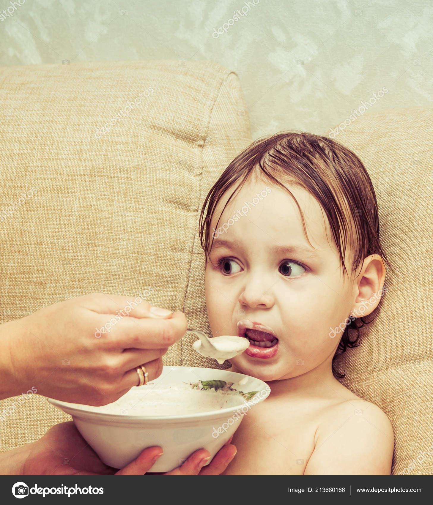 Portrait Une Drole Petite Fille Qui Mange Une Delicieuse Bouillie Image Libre De Droit Par Andrey Chuzhinov C Portrait Une Drole Petite Fille Qui Mange Une Delicieuse Bouillie Image Libre De Droit Par Andrey Chuzhinov C