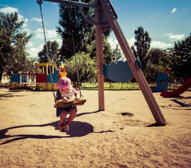 Güzel çocuk oyun oynayan bir çocuk portresi