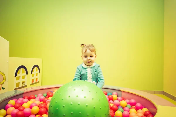 Hermoso Retrato Niño Jugando Parque Infantil —  Fotos de Stock