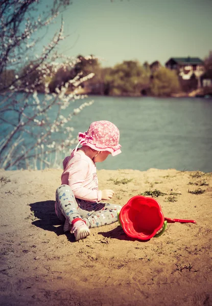 Menina Bonito Jogando Areia Com Balde Vermelho — Fotografia de Stock