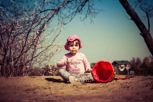 彼女の手の黄色い花を持つかわいい赤ちゃん少女の肖像画 — ストック写真