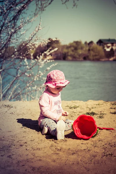 Мила Дівчинка Грає Пісок Червоним Відром — стокове фото