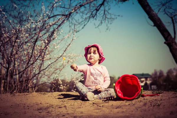 Sarı Çiçek Onun Elinde Bir Şirin Bebek Kız Portresi — Stok fotoğraf