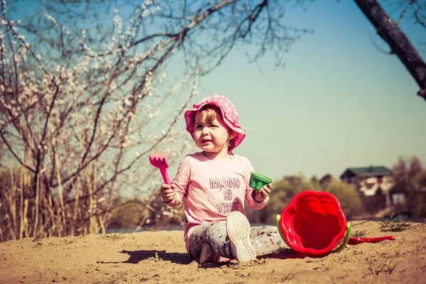 Menina Bonito Jogando Areia Com Balde Vermelho — Fotografia de Stock