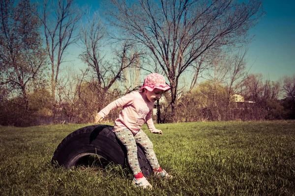 Портрет Дитини Грає Великою Шиною Парку — стокове фото