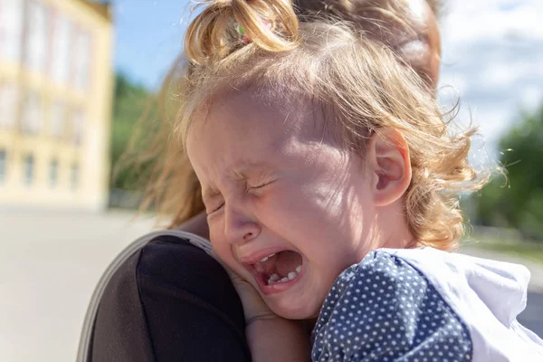 Mama Uspokaja Dziecko Dziecko Płacze — Zdjęcie stockowe