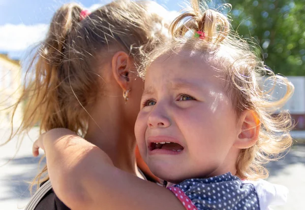 Mamá Alivia Bebé Bebé Está Llorando —  Fotos de Stock