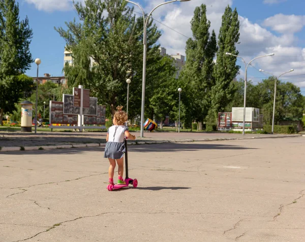 Lindo Niño Patina Hábilmente Una Scooter Rosa Dos Ruedas Día —  Fotos de Stock