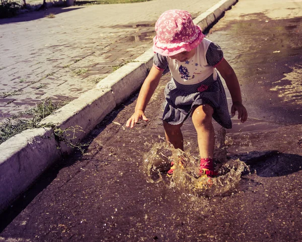 Bonito Bebê Esportes Corre Pelas Poças Dia Ensolarado Verão — Fotografia de Stock