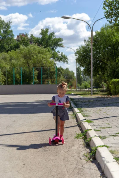 Lindo Niño Patina Hábilmente Una Scooter Rosa Dos Ruedas Día —  Fotos de Stock