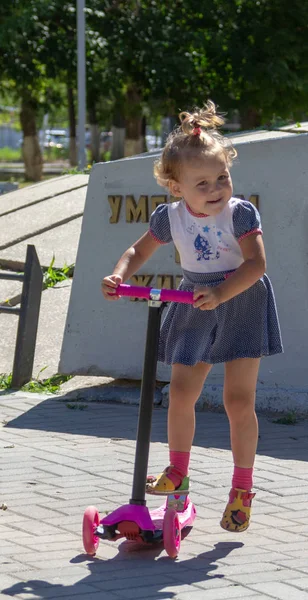 Lindo Niño Patina Hábilmente Una Scooter Rosa Dos Ruedas Día —  Fotos de Stock