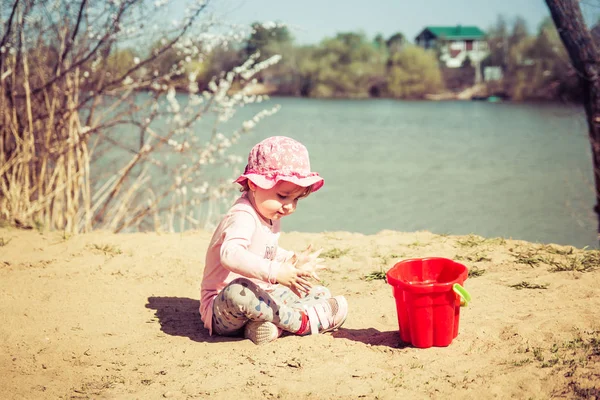 Menina Bonito Jogando Areia Com Balde Vermelho — Fotografia de Stock