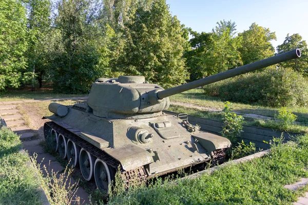 Gamla Sovjetiska Retro Tank Ett Dike — Stockfoto