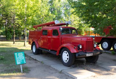 Saratov, Rusya - 16 Ağustos 2018: Sovyet itfaiye arabası zafer Parkı