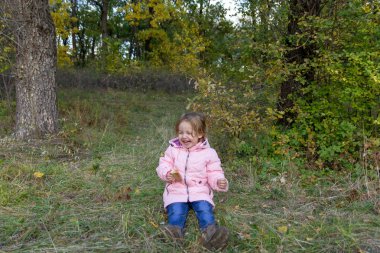 Komik çocuk ormanda pasta yemek