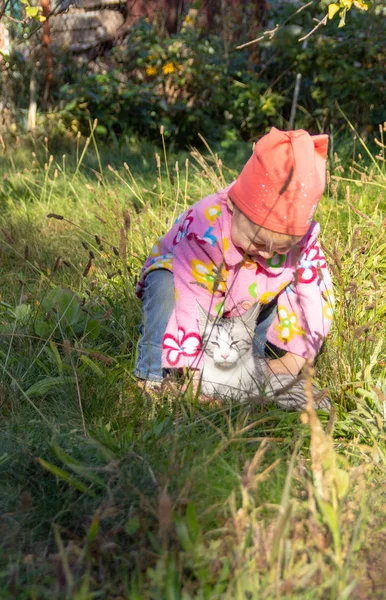 Child Playing Cat Grass — Stock Photo, Image