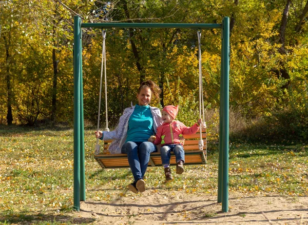 Niño Con Mamá Paseo Columpio Otoño —  Fotos de Stock