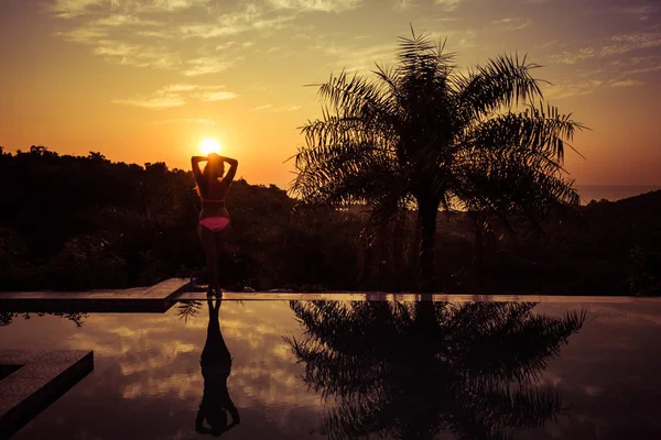 Ritratto di una giovane donna in piedi contro uno splendido tramonto — Foto Stock