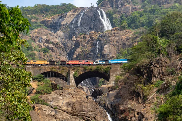 Treno sul ponte ferroviario sullo sfondo delle cascate Dudhsagar — Foto Stock