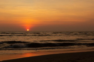 Okyanustaki manzara muhteşem gün batımı