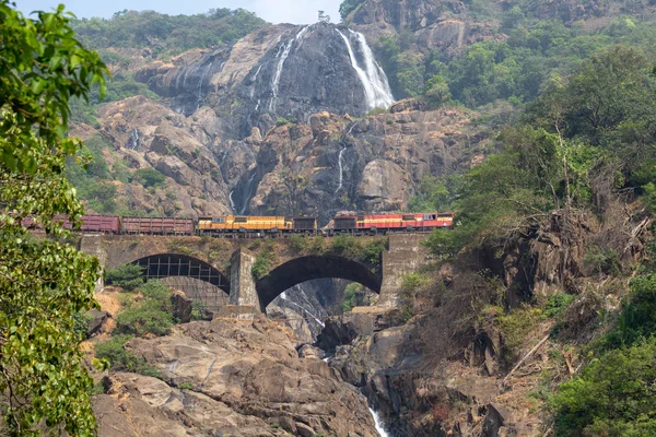 Train on the railway bridge on the background of the Dudhsagar F — Stock Photo, Image