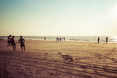 Goa, Hindistan - 20 Aralık 2018: Balıkçılar ağlarla balık avlıyor