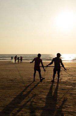 Goa, Hindistan - 20 Aralık 2018: Balıkçılar ağlarla balık avlıyor