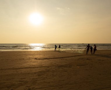 Goa, Hindistan - 20 Aralık 2018: Balıkçılar ağlarla balık avlıyor