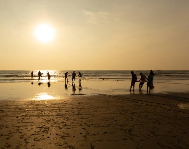 Goa, Hindistan - 20 Aralık 2018: Balıkçılar ağlarla balık avlıyor