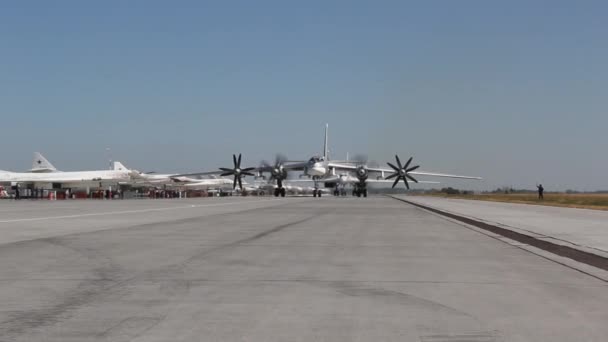 エンゲルス ロシア連邦 2017 空気艦隊日 滑走路の軍の離着陸場で軍用機 — ストック動画
