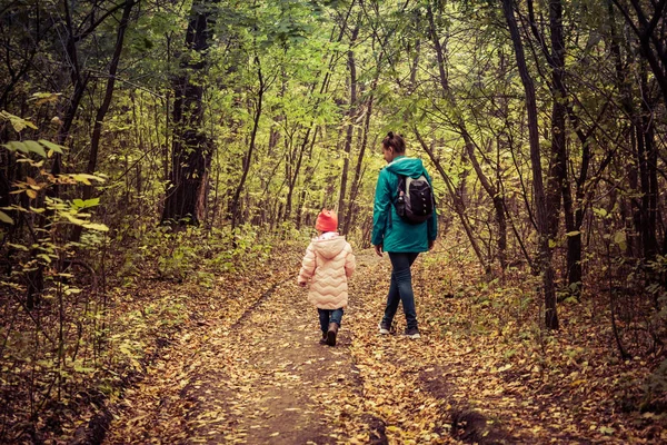 Madre e hija están caminando en el bosque de otoño —  Fotos de Stock