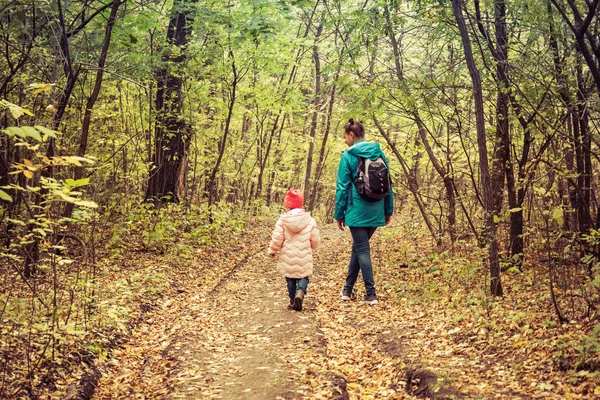 Madre e hija están caminando en el bosque de otoño —  Fotos de Stock