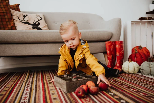 Cool Moderno Hipster Menino Anos Idade Usa Casaco Amarelo Posando — Fotografia de Stock