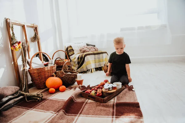 Cool Trendy Hipster Boy Jaar Oud Draagt Gele Jas Poseren — Stockfoto