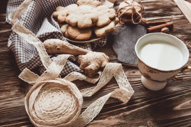 Ev yapımı zencefilli kurabiyeler, tarçın, ahşap masadaki zencefil. Uzayı kopyala Klasik tonlu görüntü, düz yatış