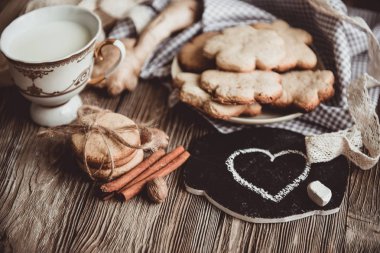 Ev yapımı zencefilli kurabiyeler, tarçın, ahşap masadaki zencefil. Uzayı kopyala Klasik tonlu görüntü, düz yatış