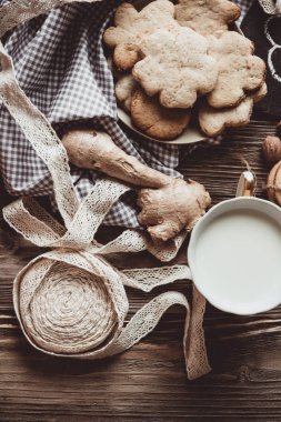 Ev yapımı zencefilli kurabiyeler, tarçın, ahşap masadaki zencefil. Uzayı kopyala Klasik tonlu görüntü, düz yatış
